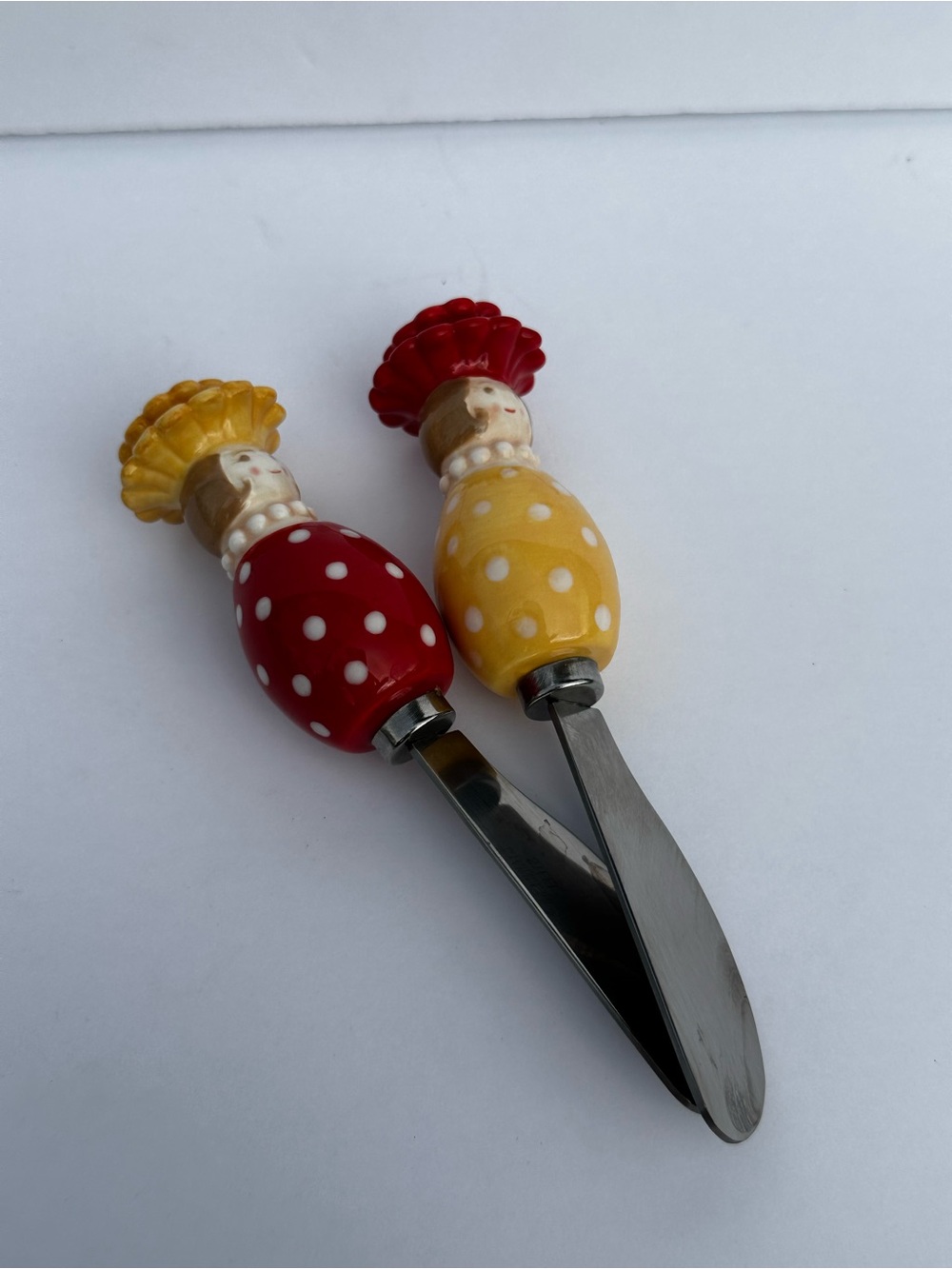 Ceramic Handle Polka Dot Cheese Spreaders - Red & Yellow